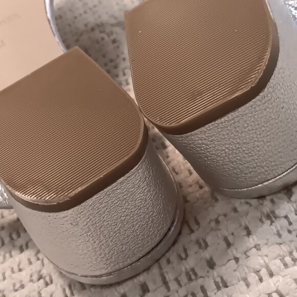 Marc Fisher 'Veva' women's silver metallic scallop edge thong sandals sz 10 M - Picture 10 of 13